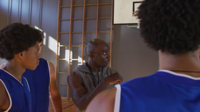 杂乱无章的男子篮球队和教练讨论比赛策略