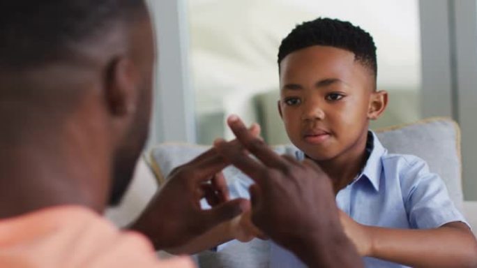 非裔美国人父亲为儿子提供手语
