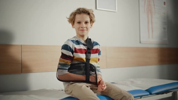 一个健康的年轻英俊的十几岁的男孩坐在长椅上，他的手在一个健康诊所的手臂支撑。穿着彩色毛衣的孩子在医院