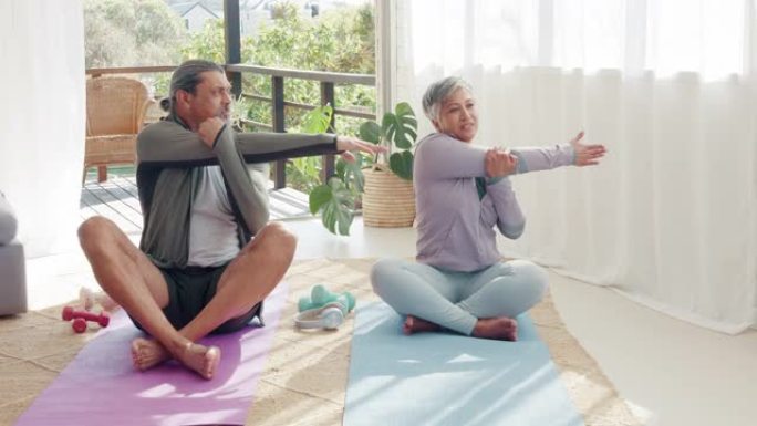 老年夫妇，瑜伽和家庭锻炼，同时伸展手臂，以健身和健康的生活方式一起退休。老人和女人在房子地板上伸展普