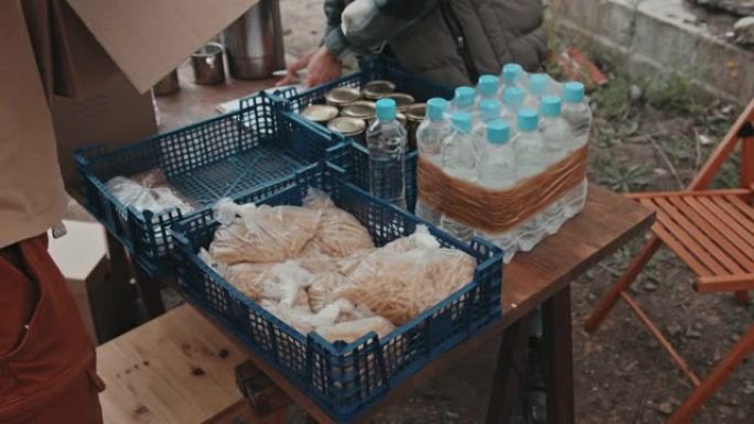 社会工作者为难民分类食物和水