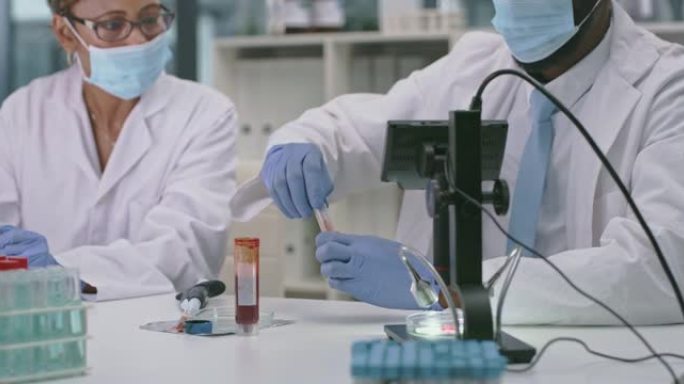两名科学家在实验室中分析样品的4k视频片段