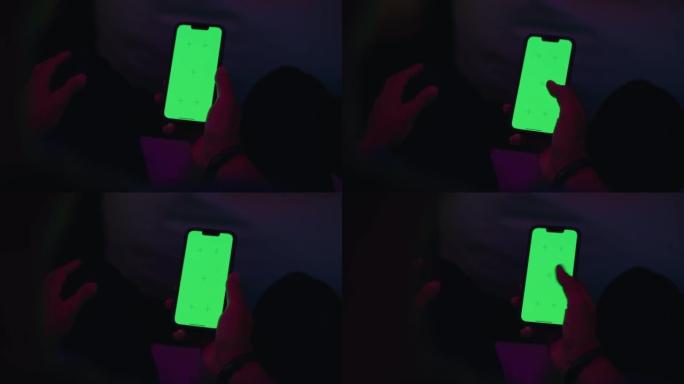 男人晚上用电话手机绿幕抠像