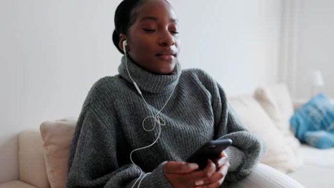 女人在用心的手机应用程序上聆听舒缓的声音