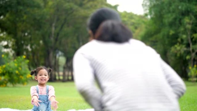 母女俩一起在花园里嬉戏