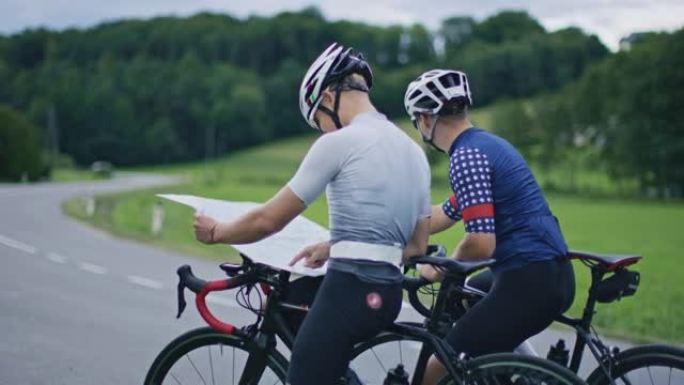 SLO MO Road骑自行车的人用地图计划他们的自行车旅行