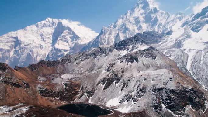 白雪皑皑的山峰。喜马拉雅山中部的山脉。