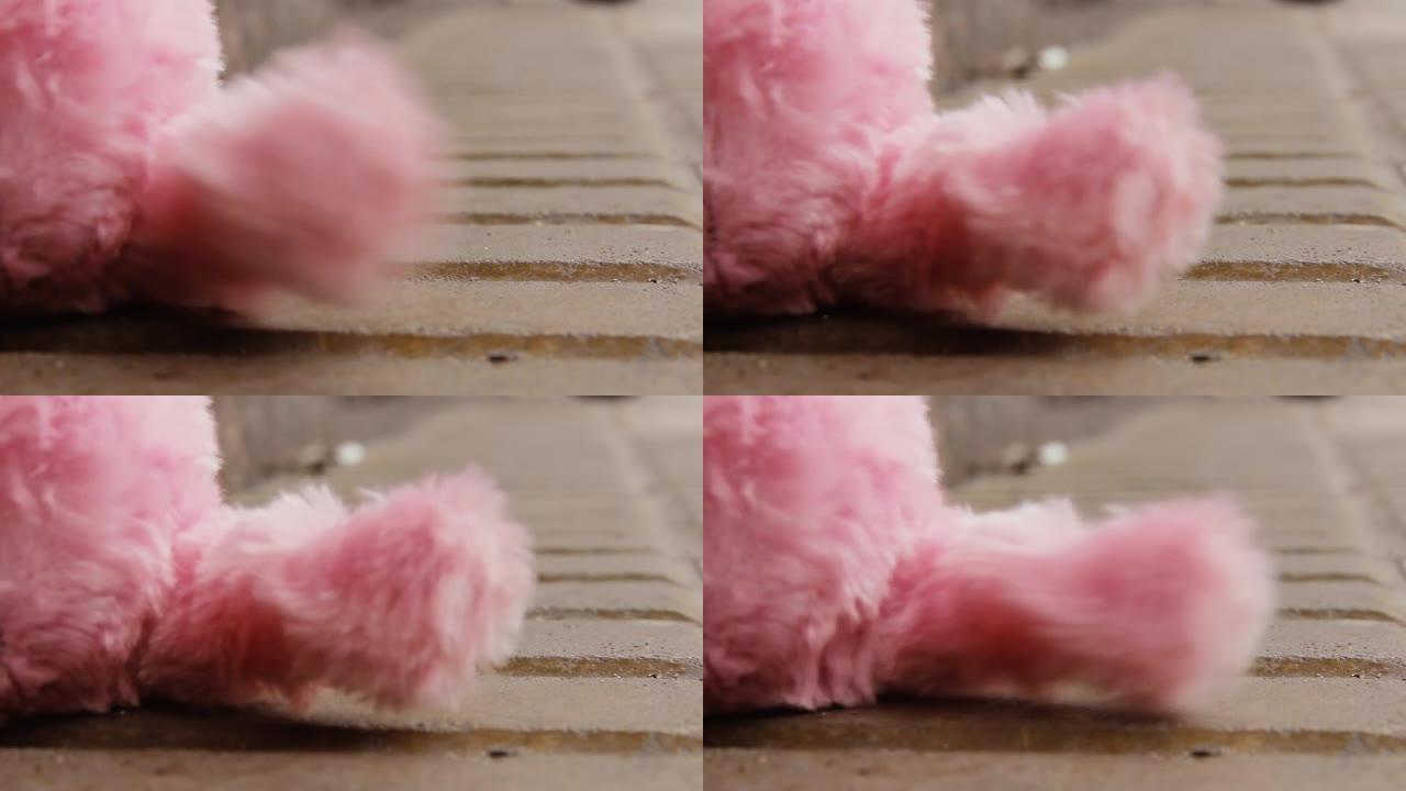 玩具狗移动它的粉红色尾巴。