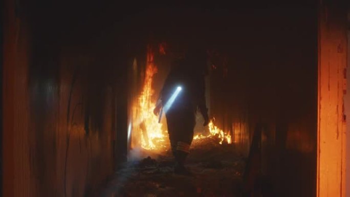消防员在火中奔跑并寻找幸存者
