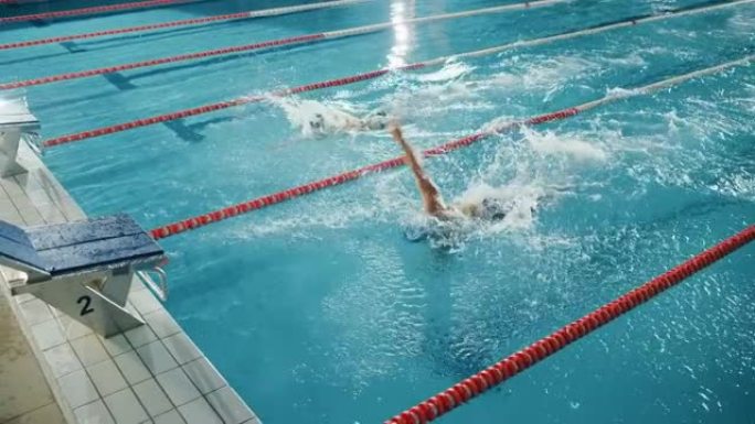 游泳比赛: 两名专业游泳者在游泳池中，更强壮，更快完成。运动员争夺最佳冠军。慢动作，时尚色彩，艺术鸟