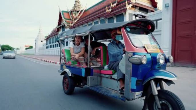 年轻夫妇喜欢乘坐嘟嘟车穿越城市。