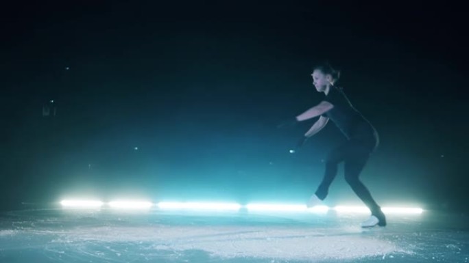一个年轻女孩在滑冰时跳跃的慢动作