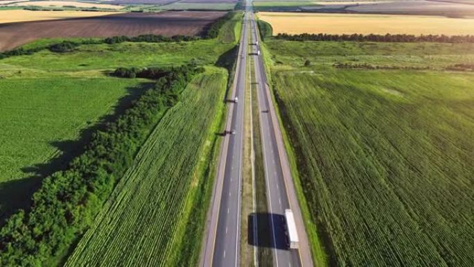 在美丽的农田飞越高速公路