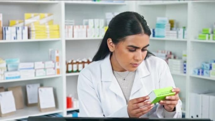 专注的药剂师键入客户处方或剂量说明，向患病患者出售药物。站在药房柜台后面的女医生在电脑上做笔记。