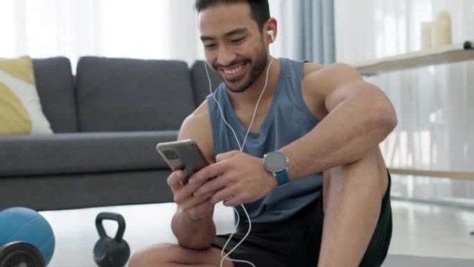 家庭健身，电话或音乐应用程序，适合在房屋客厅地板上进行锻炼，训练或健康锻炼的男人。锁定运动中的快乐微