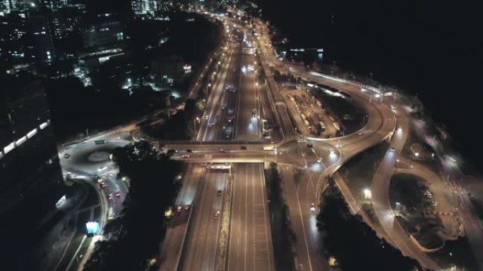 高速公路和城市交通高峰期的鸟瞰图