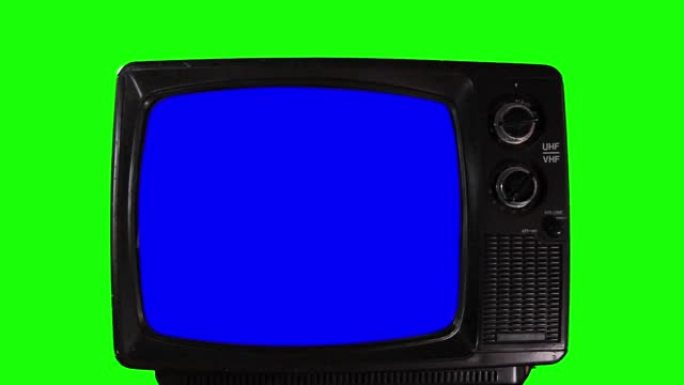 复古电视在绿色背景上打开蓝屏。特写。