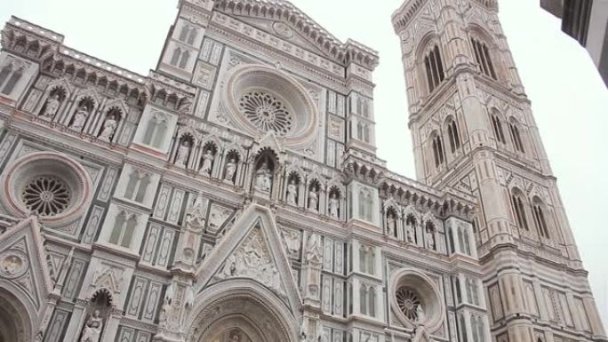 大教堂广场的游客和当地人可以看到意大利佛罗伦萨大教堂的景色。