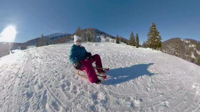 自拍照: 活跃的年轻白人妇女在阳光明媚的冬日里滑下雪山