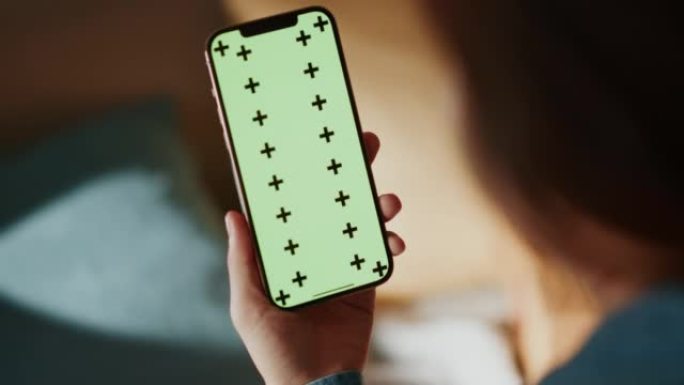 女性手中的智能手机上的特写绿屏