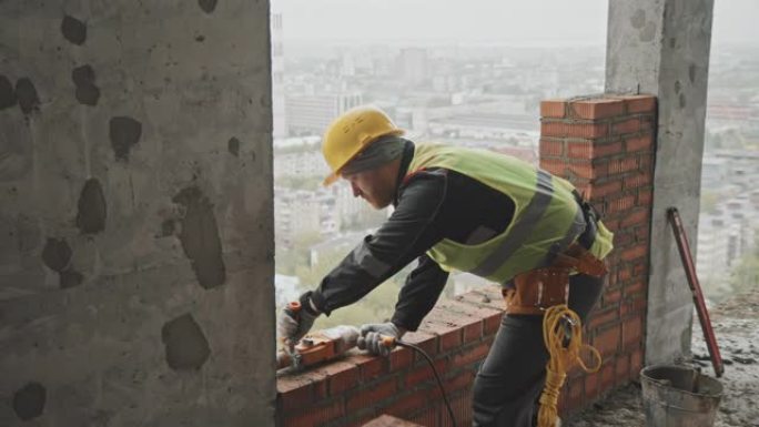 使用旋转锤的建筑工人