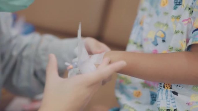 小男孩病人在医院用静脉滴注生理盐水。