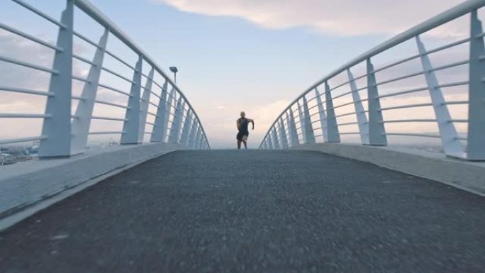 运动，人和健身在城市的桥上奔跑，在日出时与天空的速度，激烈和有氧冲刺。马拉松、练习和耐力训练、锻炼和