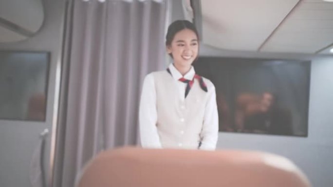 亚洲空姐，微笑和欢迎