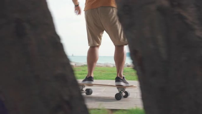 男子在海边的木板路上滑板