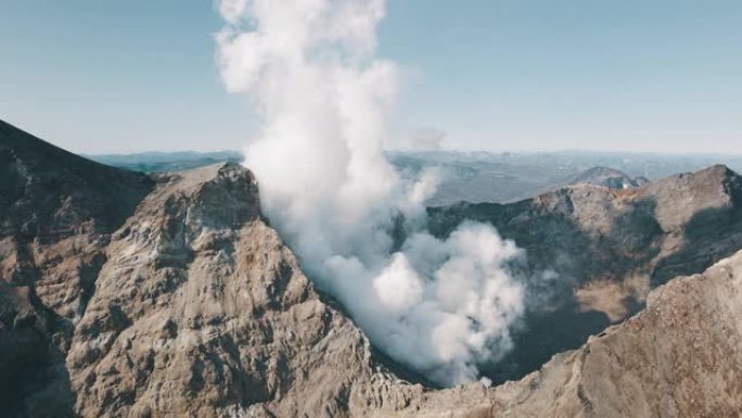 鸟儿可以看到火山的活跃火山口。火山口内火山全景景观地形。地标性自然旅游场所无人机镜头雾蒙蒙壮丽的山气