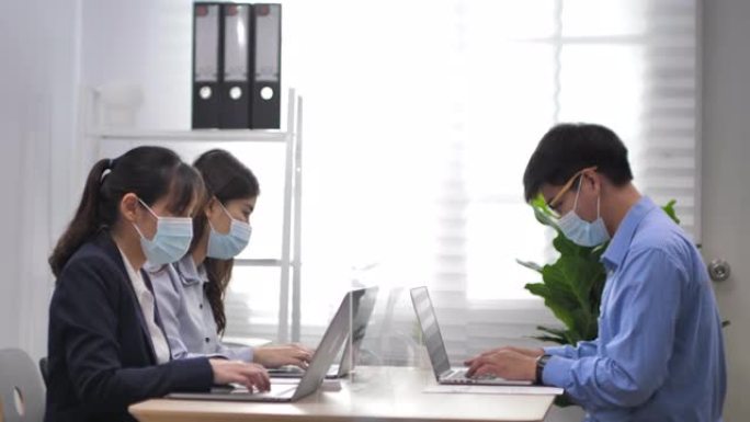 新常态办公会: 一群带面罩工作的办公室人