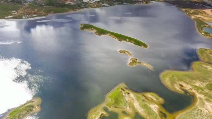 彩湖中漂浮着一个长岛