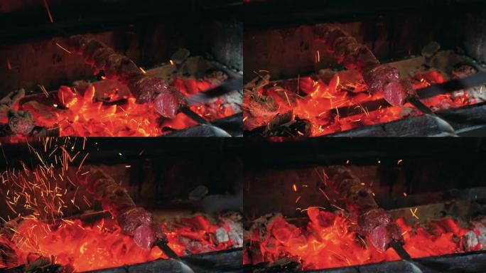 棍子上的肉正在煤上烤