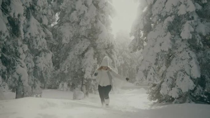 在白雪覆盖的森林中奔跑的女人