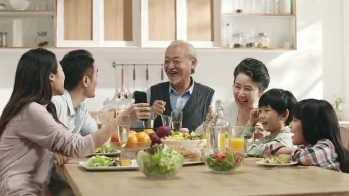 三代亚洲家庭在家用餐