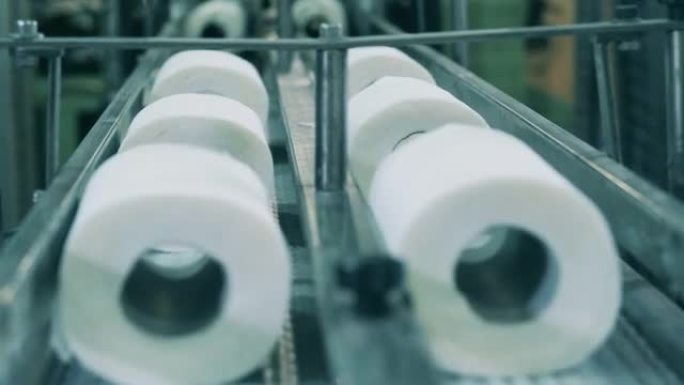 卫生纸在造纸厂沿输送机移动的特写镜头