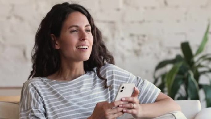梦幻拉丁女性使用手机享受约会应用程序中的聊天