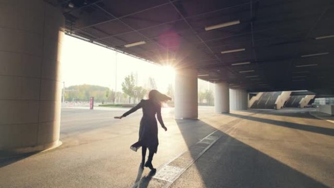 夕阳下的城市快乐女人跑步跳舞圈