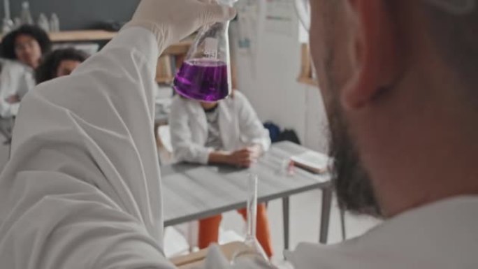 化学老师混合液体老师学生化学实验紫色液体