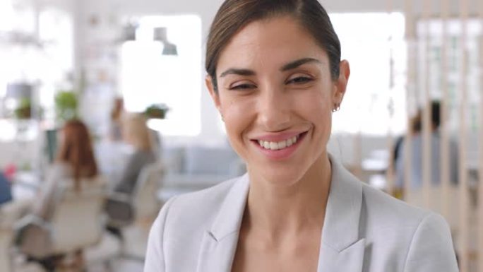 女人，快乐而企业的脸在专业的银行管理办公室工作，带着自豪的微笑。银行经理和财务顾问专家在公司工作场所