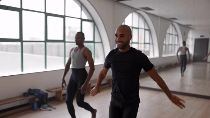 两名男芭蕾舞演员在工作室一起练习舞蹈套路