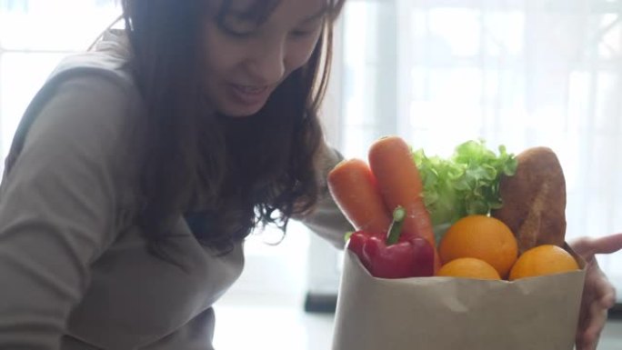 挨家挨户将食品送到家里的顾客手中