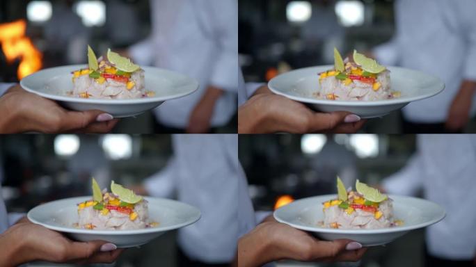 面目全非的女厨师在一家美食餐厅拿着新鲜的鱼酸橘汁腌鱼