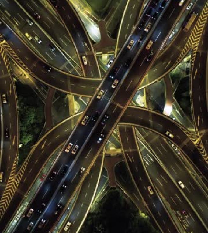 夜间立交桥和城市交通的无人机视点