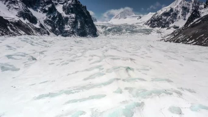 一座巨大的冰川从山顶倾泻而下