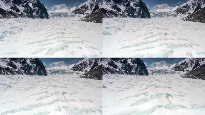 一座巨大的冰川从山顶倾泻而下