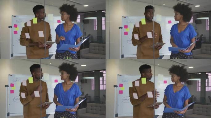 非裔美国男女商业同事在会议室集思广益