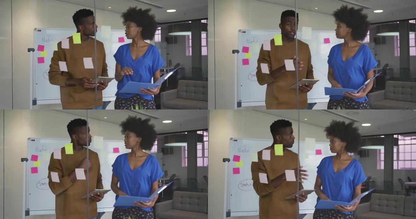 非裔美国男女商业同事在会议室集思广益