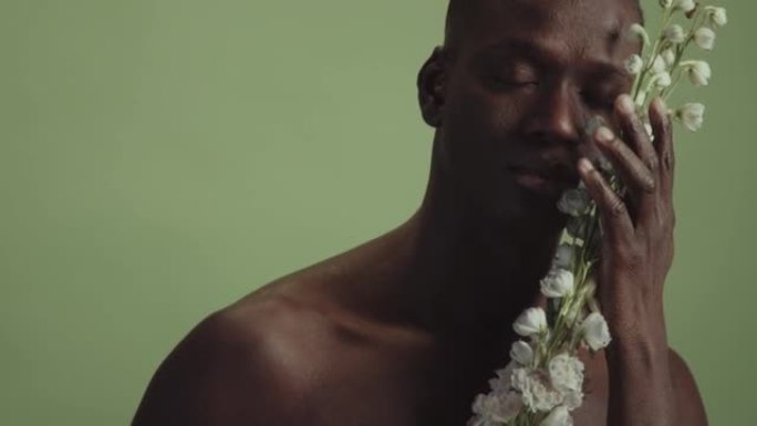 带花的黑人男性时尚电商模特美女护肤广告拍