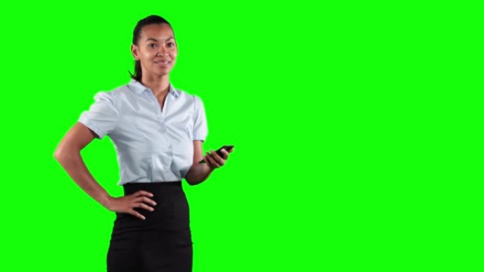 在绿色背景下使用手机制作西装混合种族妇女的动画